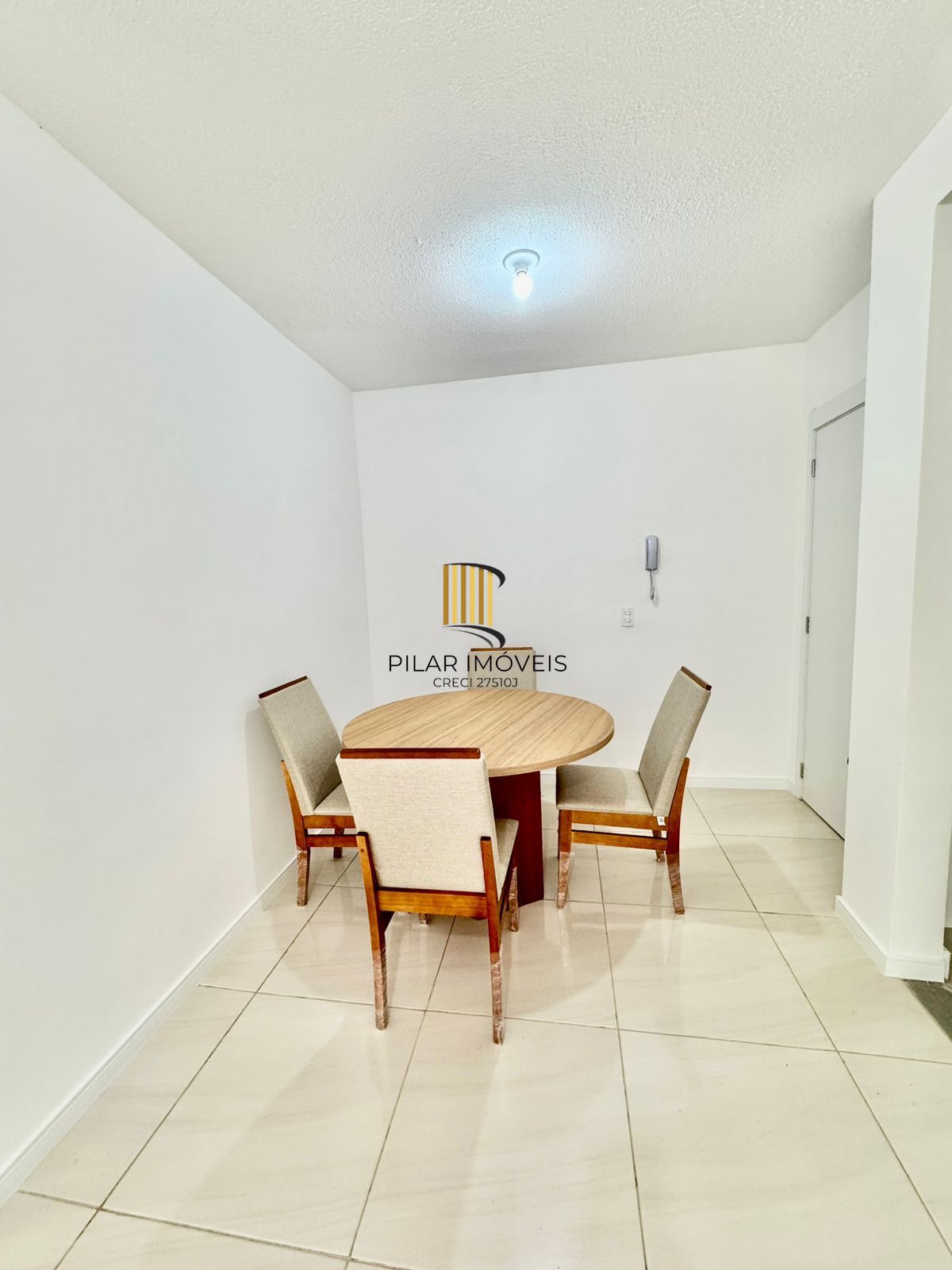 Apartamento com 2 quartos, semi mobiliado, piscina e portaria 24 hr em Gravataí