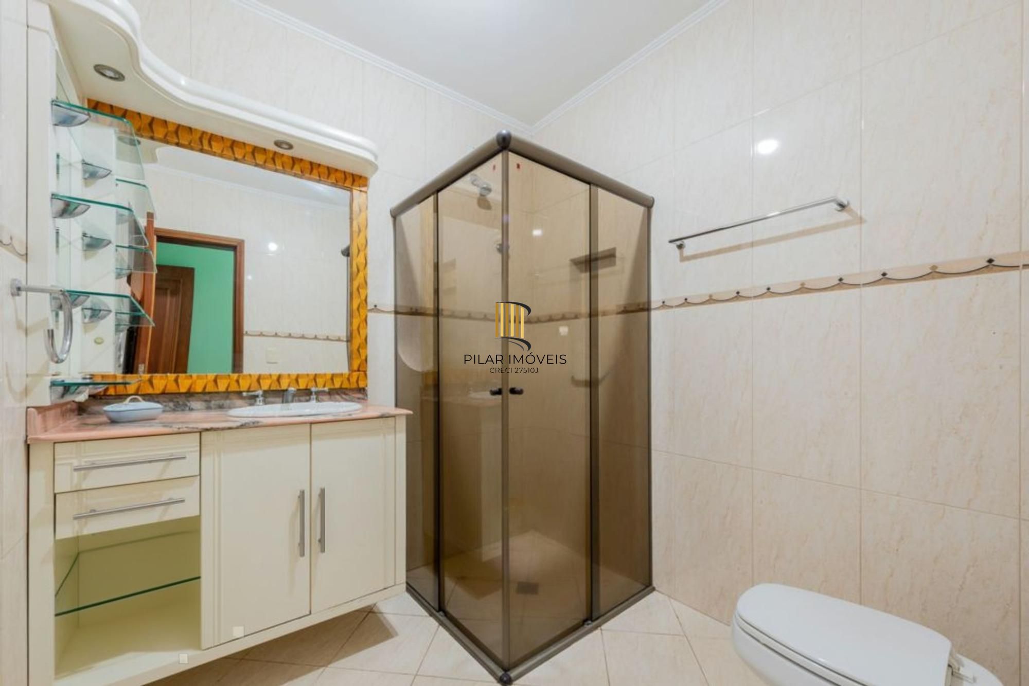 Casa com 3 dormitórios,1 suíte, 4 banheiros e 4 vagas, 203m² no Jardim Itu.