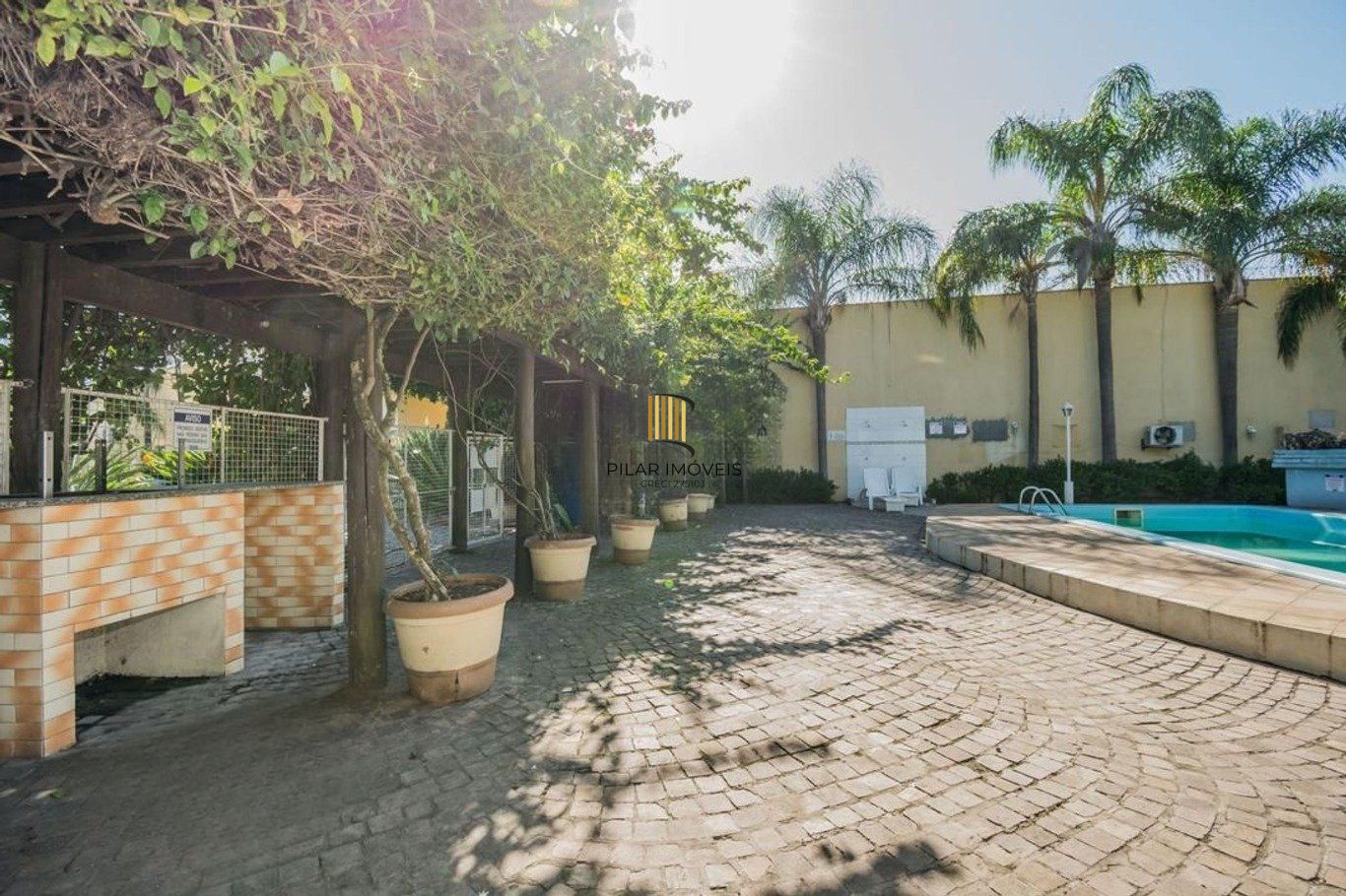 Casa em condomínio com 2 dormitórios e 2 garagem em Branco em Canoas.