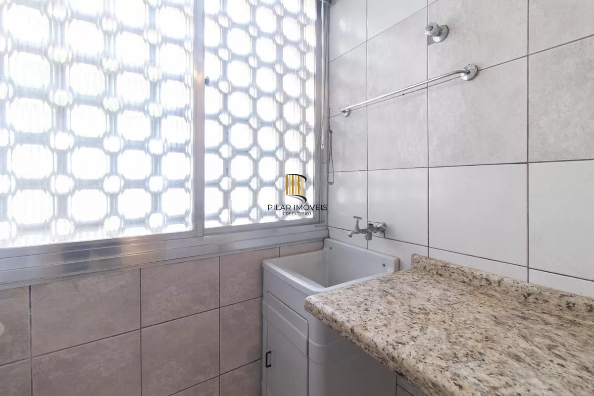 Apartamento 2 dormitórios no Partenon com sacada e 60m²