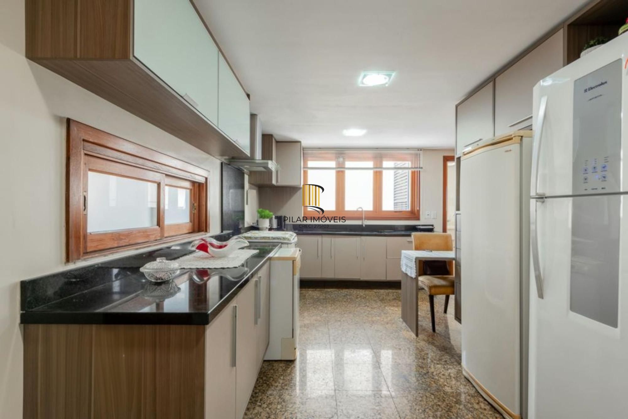 Apartamento de 4 dormitórios, 2 suítes, 2 vagas e elevador na Castro Alves.