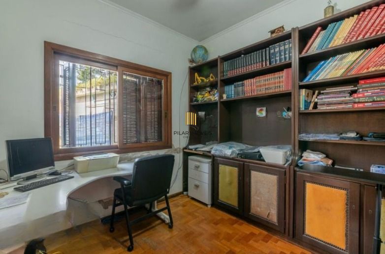 Casa semi mobiliada de 4 quartos e  4 vagas no bairro Chácara das Pedras.