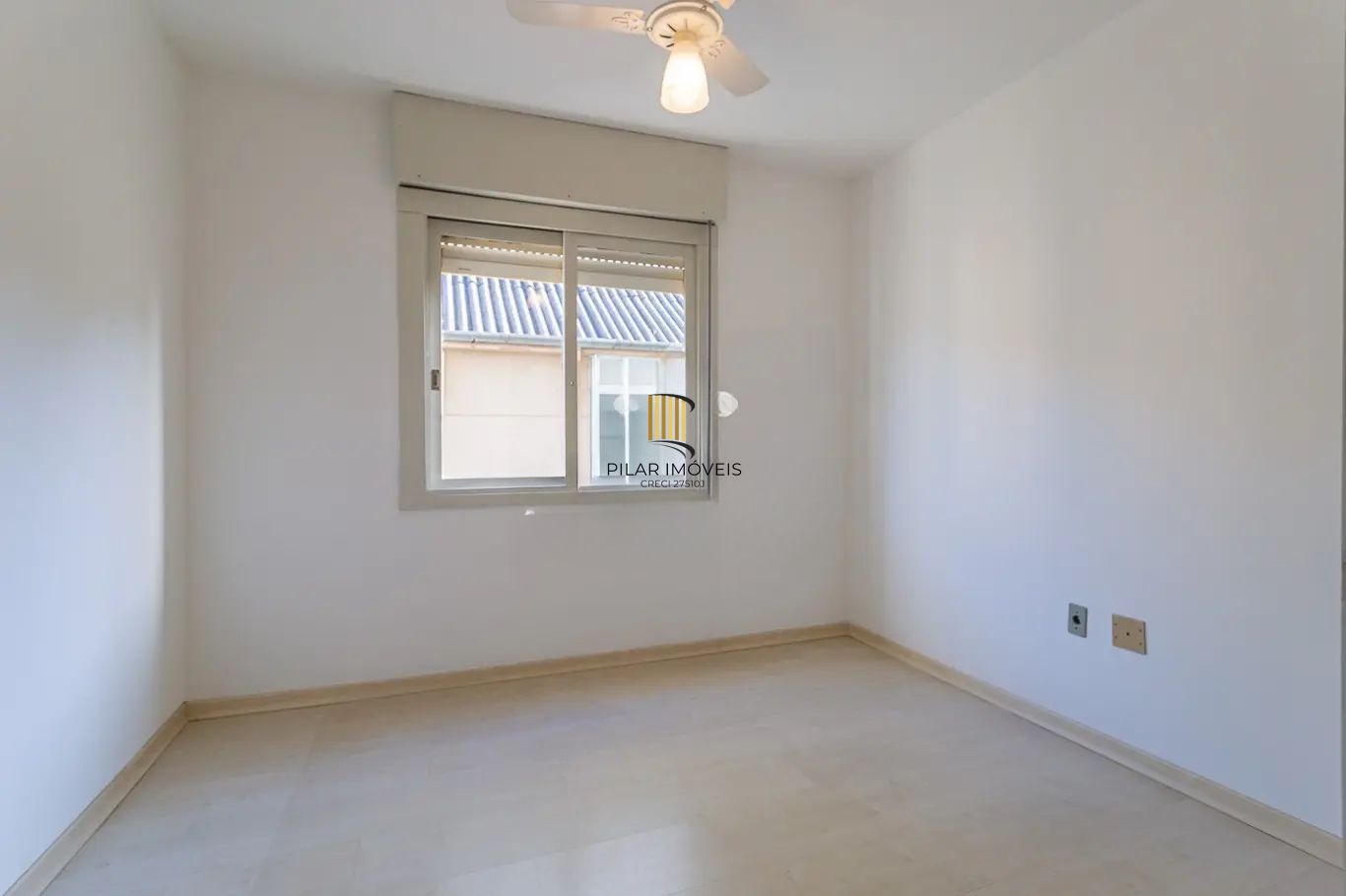Apartamento com 3 dormitórios e 1 vaga de garagem no bairro Azenha.