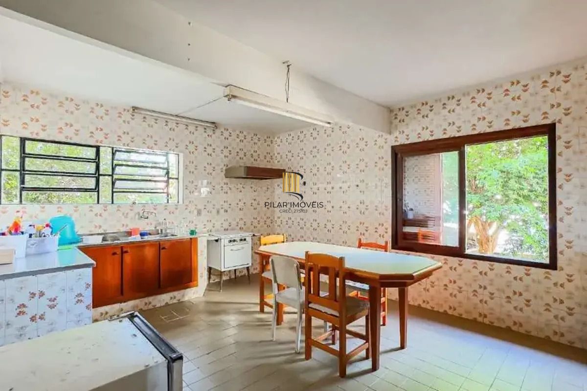 Casa ampla na Vila Ipiranga com 340 m², 4 dormitórios e potencial comercial