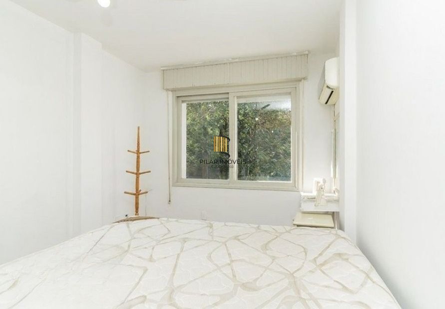 Apartamento de 2 dormitórios com sacada e 1 vaga no Petrópolis.