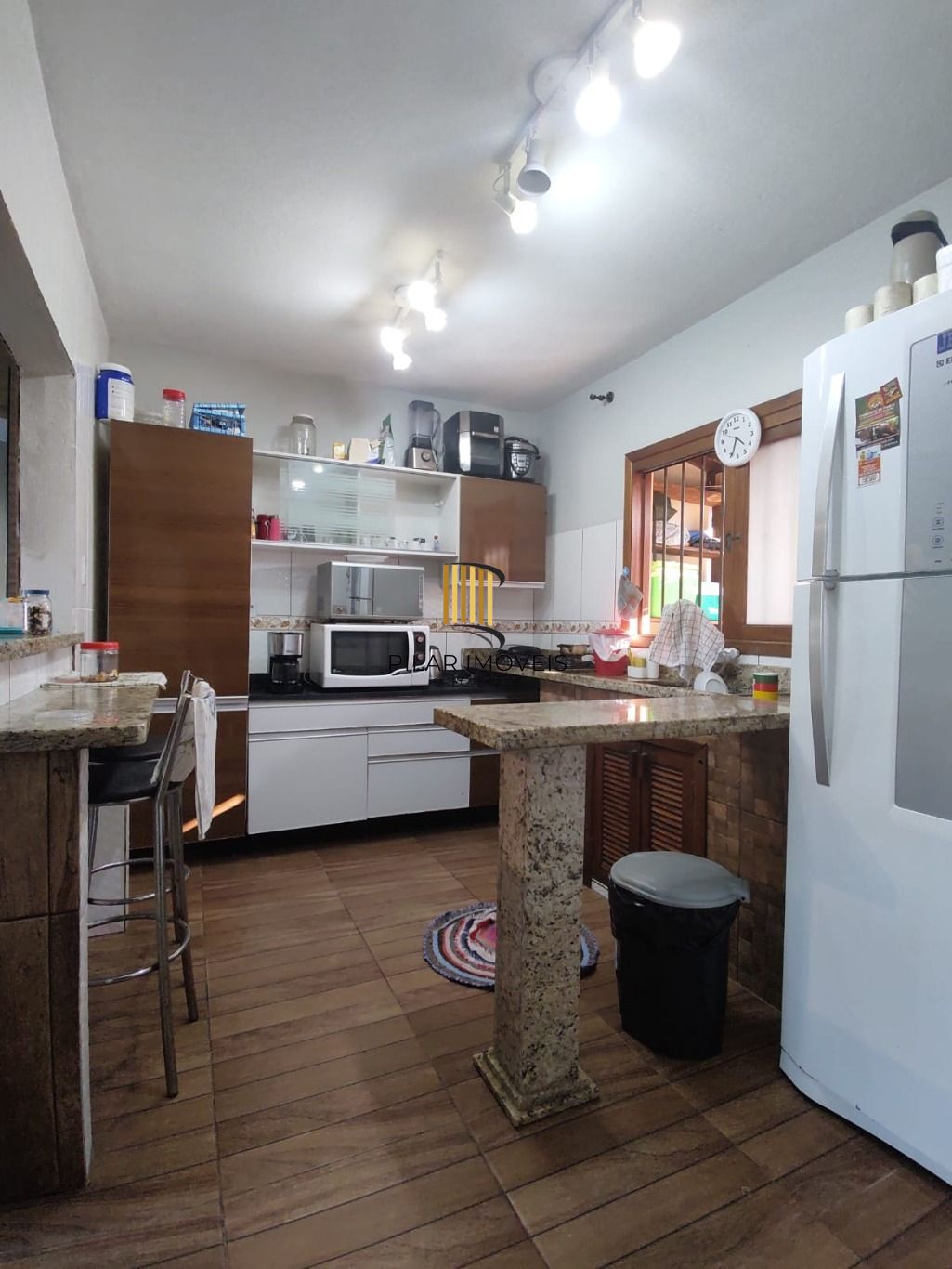 Casa de 3 dormitórios e 2 vagas de garagem em Cachoerinha.