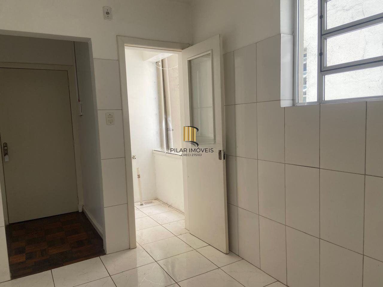 Apartamento com 2 quartos, portaria 24 horas no bairro Menino Deus.