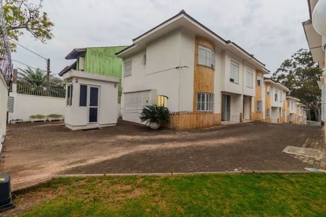 Casa em condomínio de 3 quartos no Bairro Teresópolis Porto Alegre.