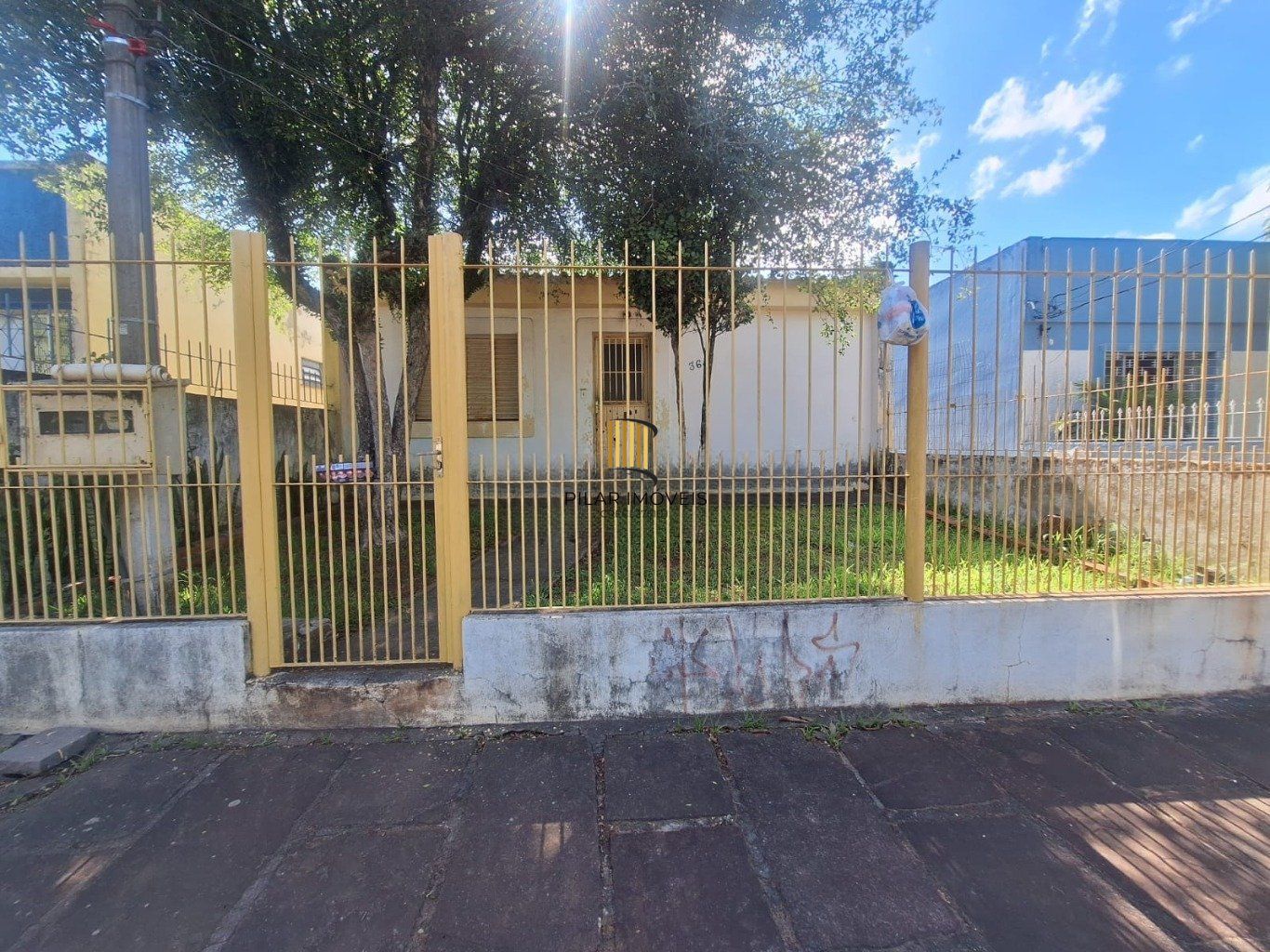 Casa de 2 dormitórios e 2 vagas de garagem em Canoas.