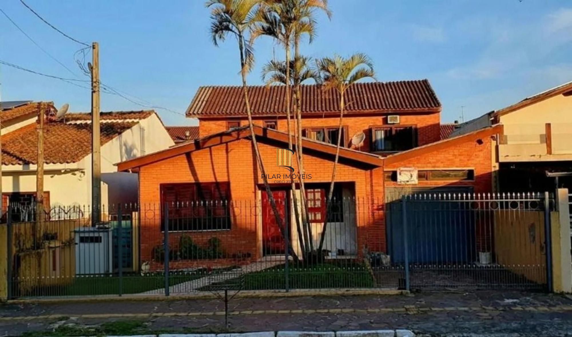 Casa com 5 quartos, piscina e 3 vagas de garagem em Canoas.