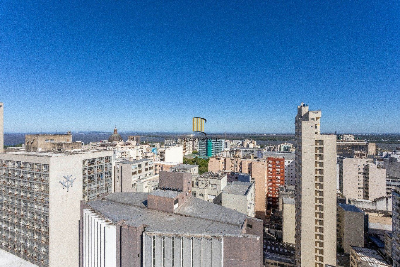 JK mobiliado com sacada e vista na Borges de Medeiros no Centro Historico