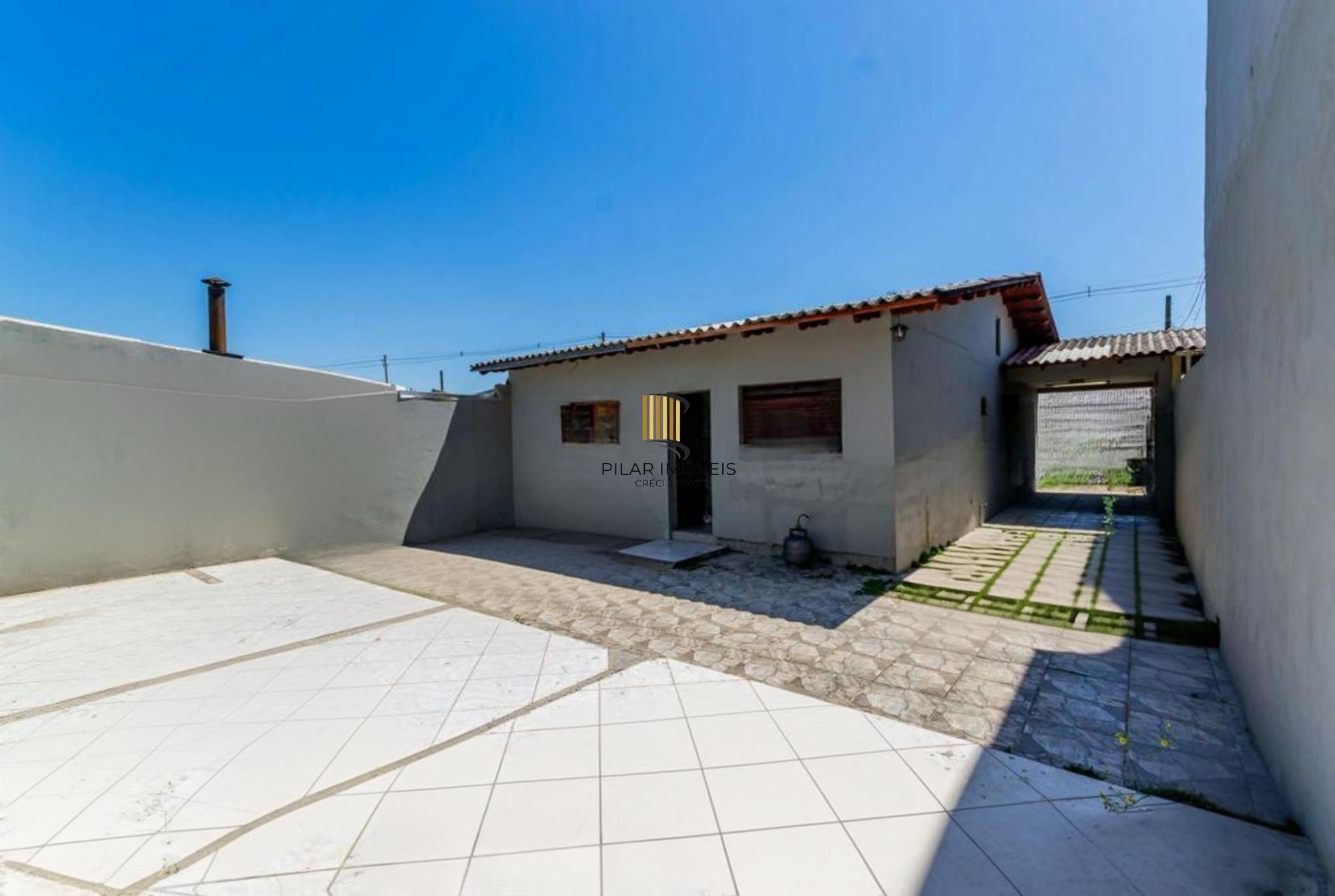 Casa com 3 dormitórios, 4 vagas e amplo pátio no Bairro Sarandí