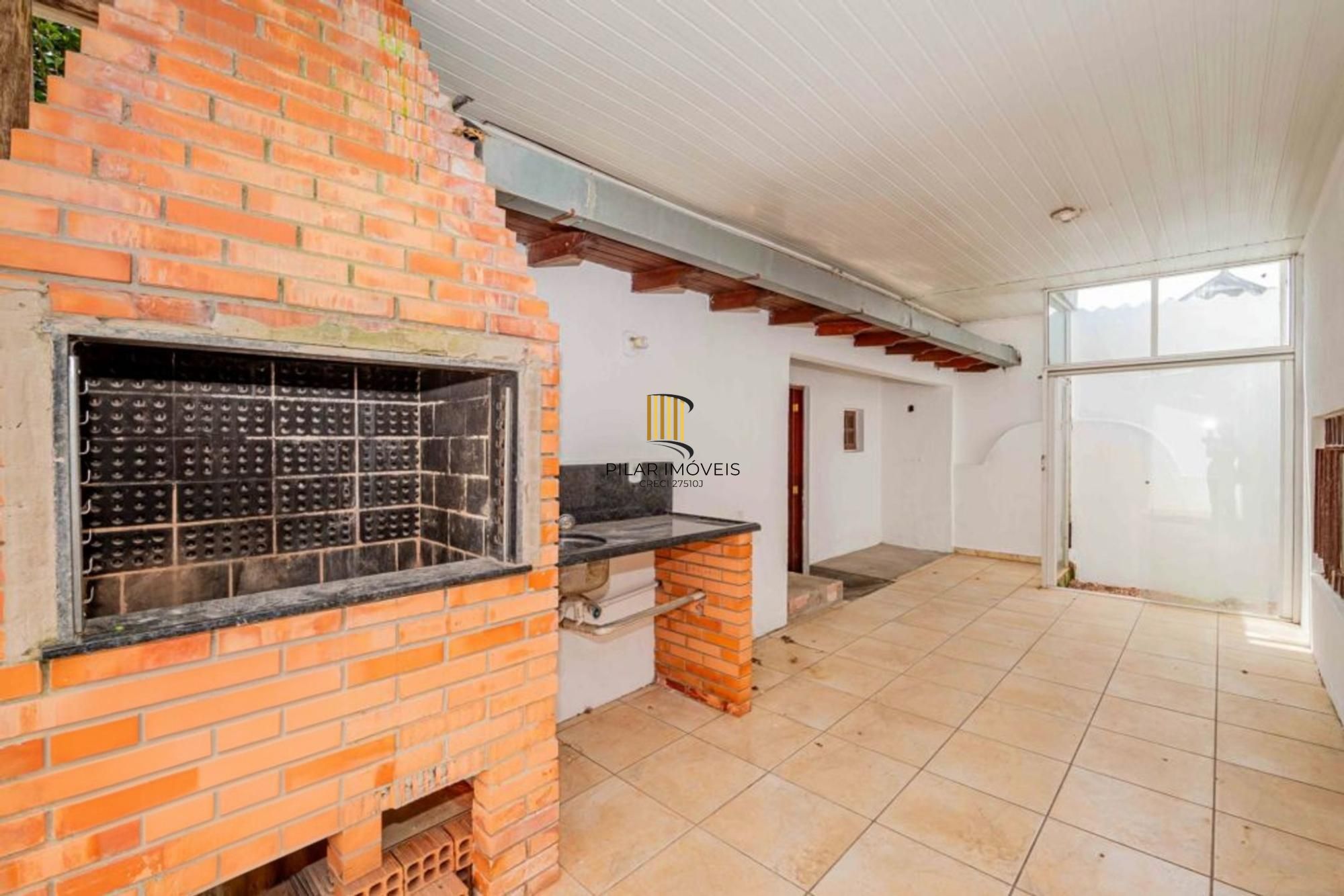 Casa de 2 dormitórios, churrasqueira, pátio, 4 vagas no bairro Ipanema