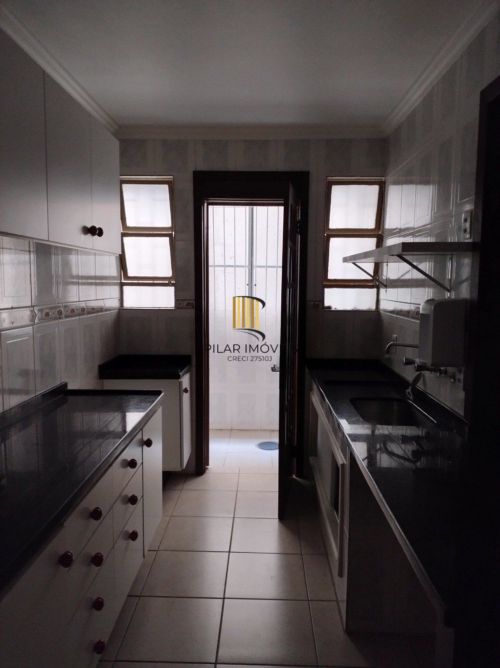 Apartamento semi mobiliado de 3 quartos, suíte, elevador e 1 vaga no Bom Fim