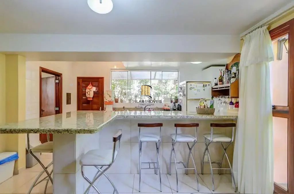 Casa em condominio, 3 quartos, 3 suítes 2 vagas e piscina na Cavalhada.