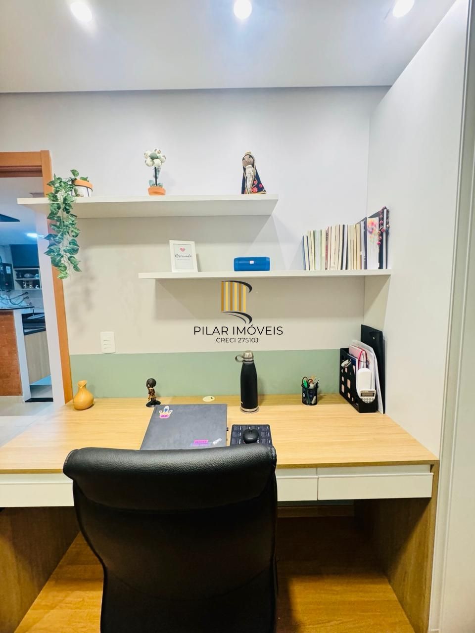 Apartamento de 2 dormitórios com 1 vaga no Bairro Morro Santana.