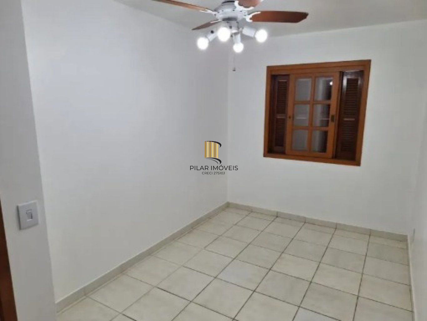 Casa semi mobiliada de 3 quartos, suíte, pátio, 2 vagas no bairro Serraria
