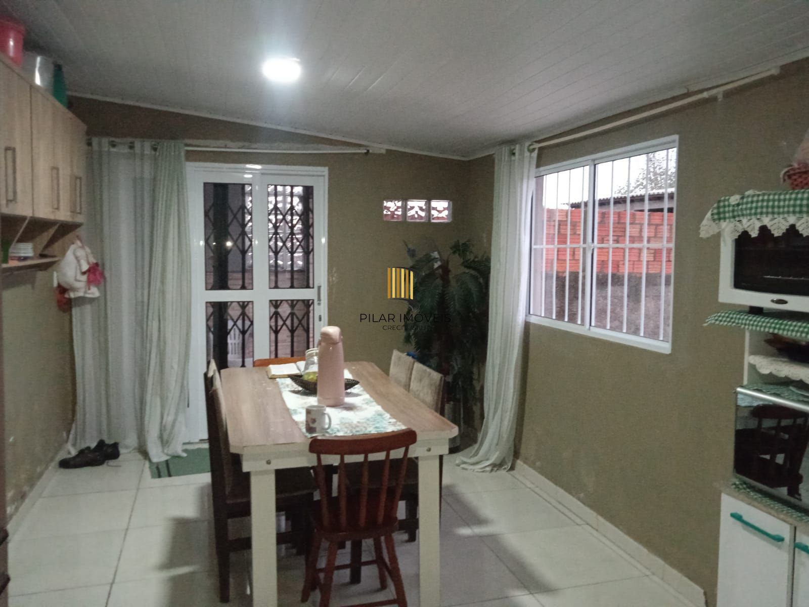 Casa com Piscina à Venda na Vila Elsa – 3 Dorms e Garagem Coberta