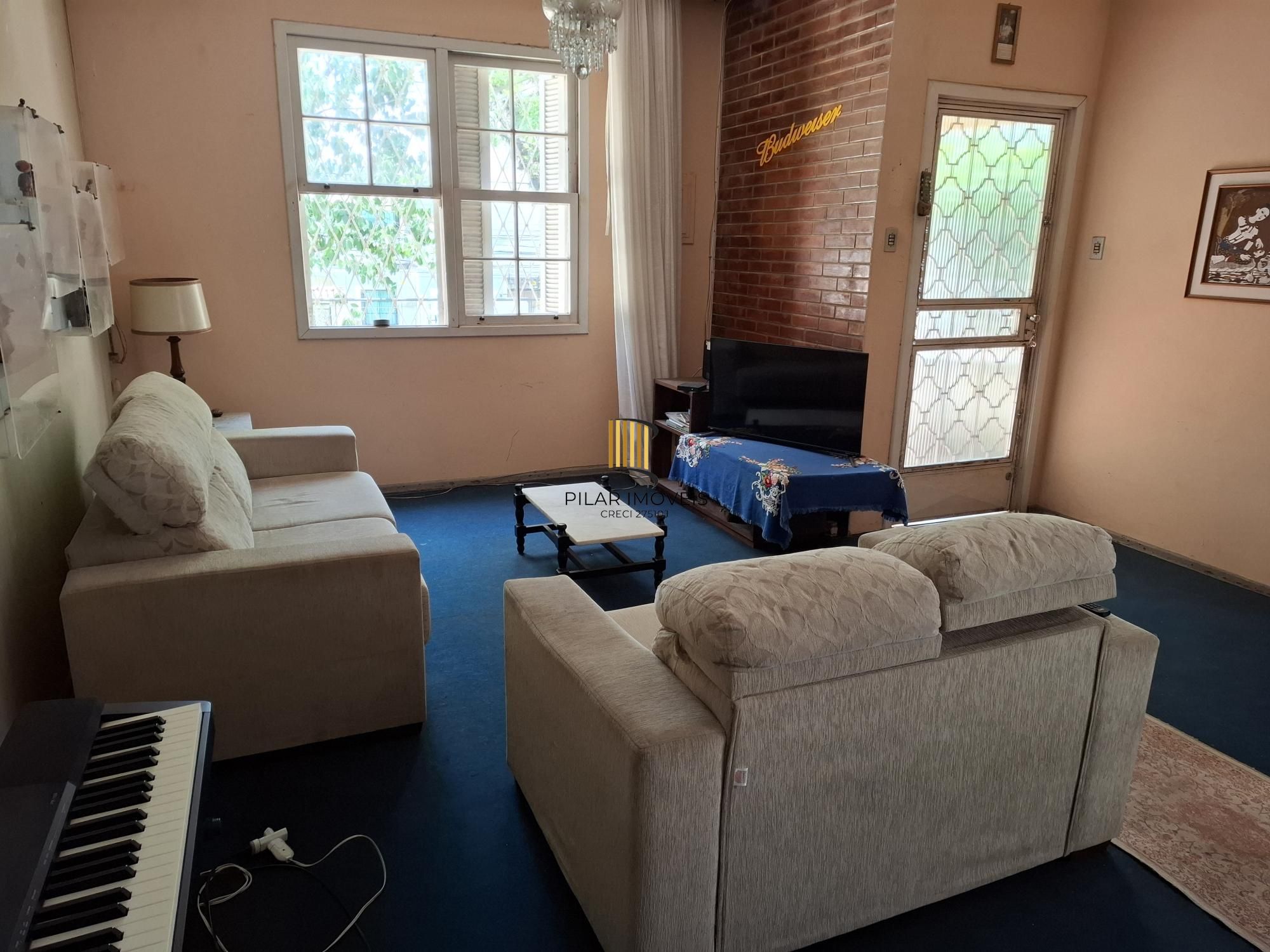 Casa no Bairro Petrópolis, à 800 metros da Encol, com pátio e piscina.