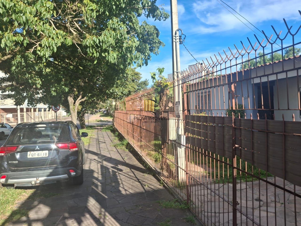 Casa 2 dormitórios com pátio e 3 vagas no Camaquã