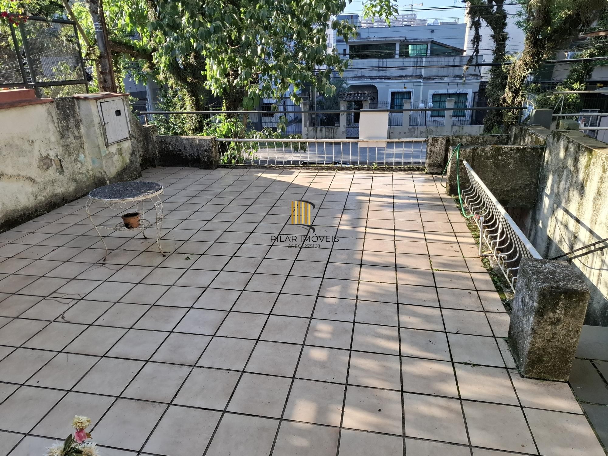 Casa no Bairro Petrópolis, à 800 metros da Encol, com pátio e piscina.