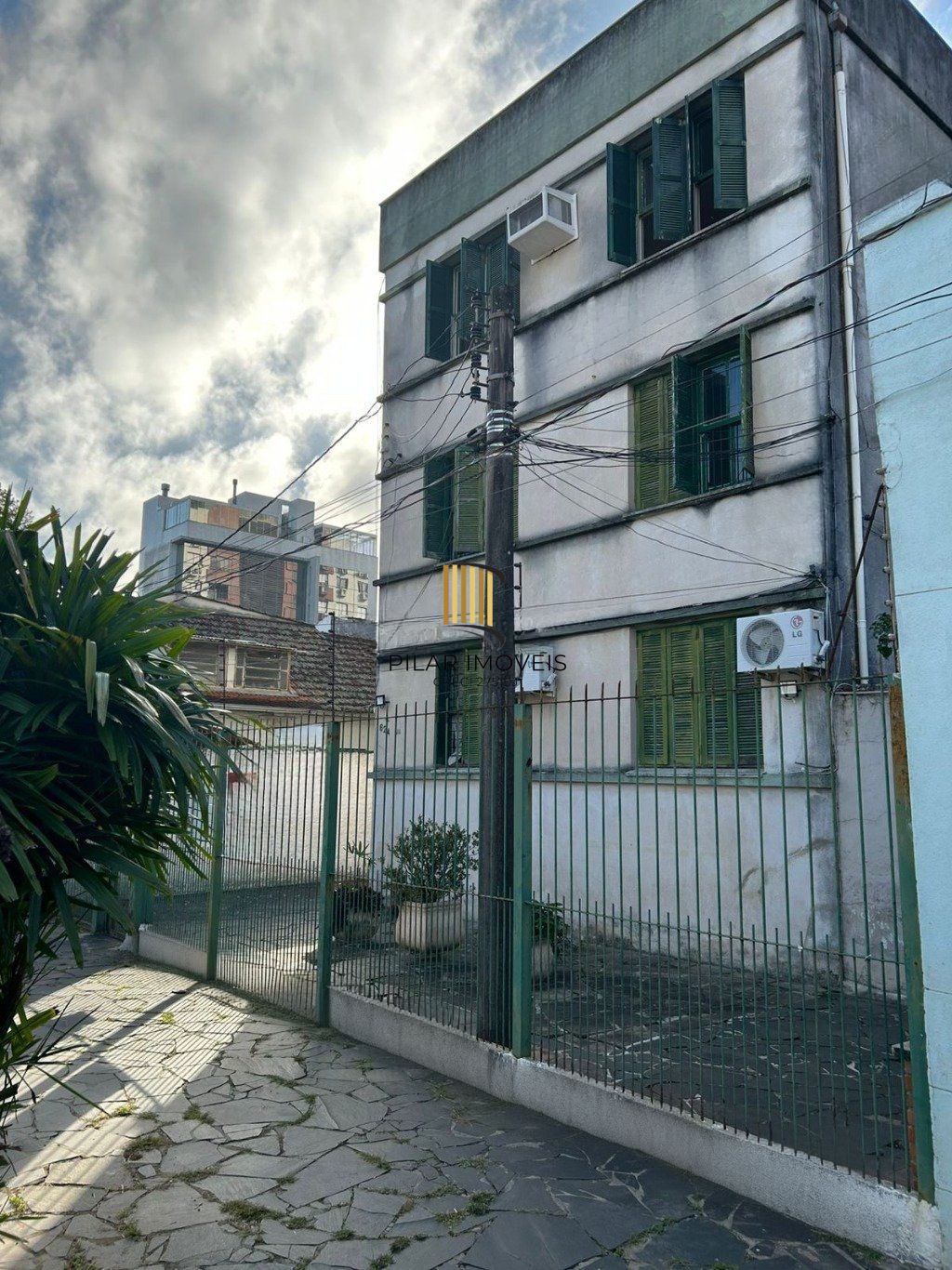Apartamento térreo com 3 quartos no Bairro Cidade Baixa