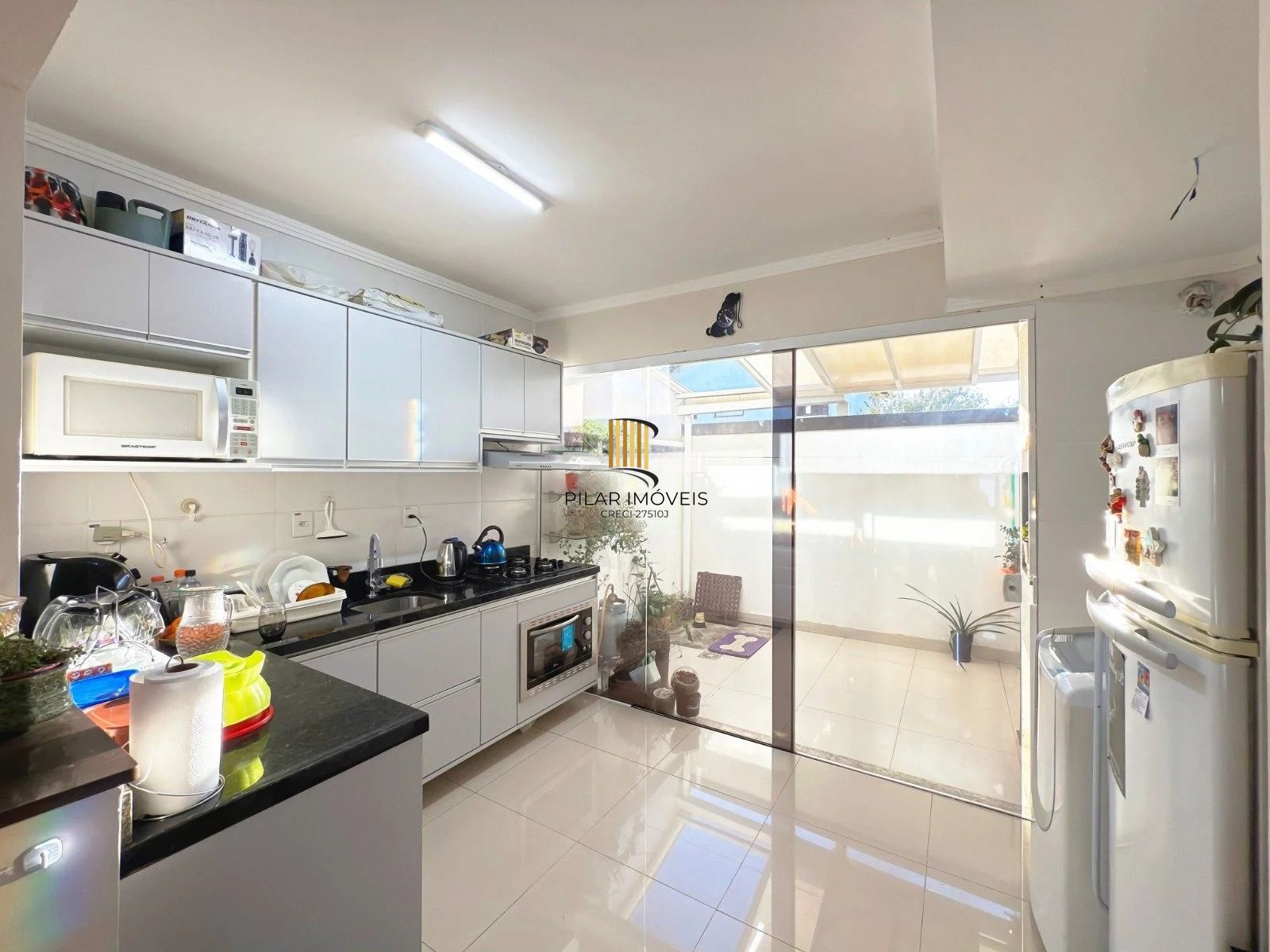 Casa com 2 quartos, 3 banheiros, pátio e churrasqueira no bairro Serraria