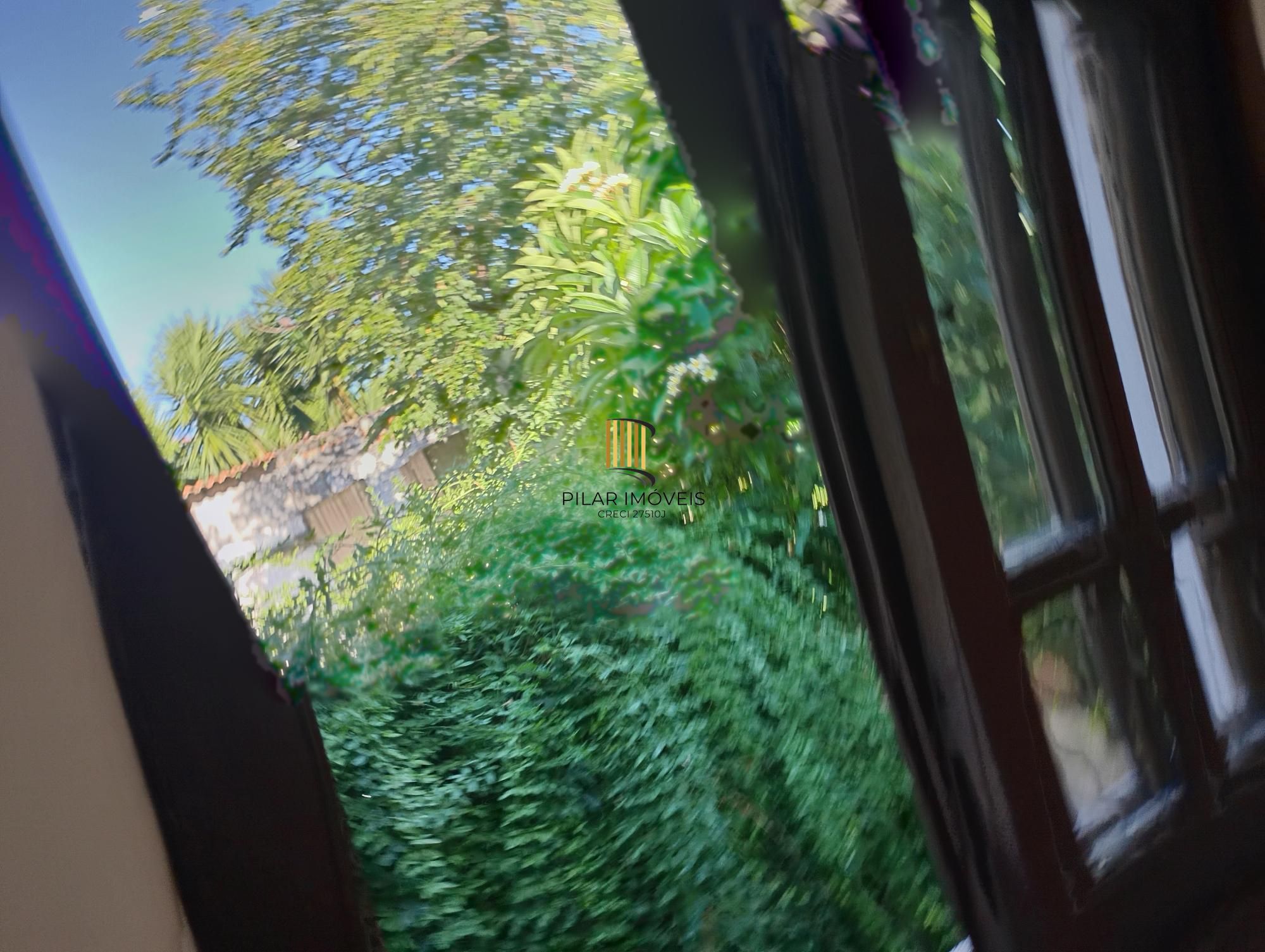 Casa com 3 quartos, 4 vagas de garagem e com pátio no bairro Parque Santa Fé