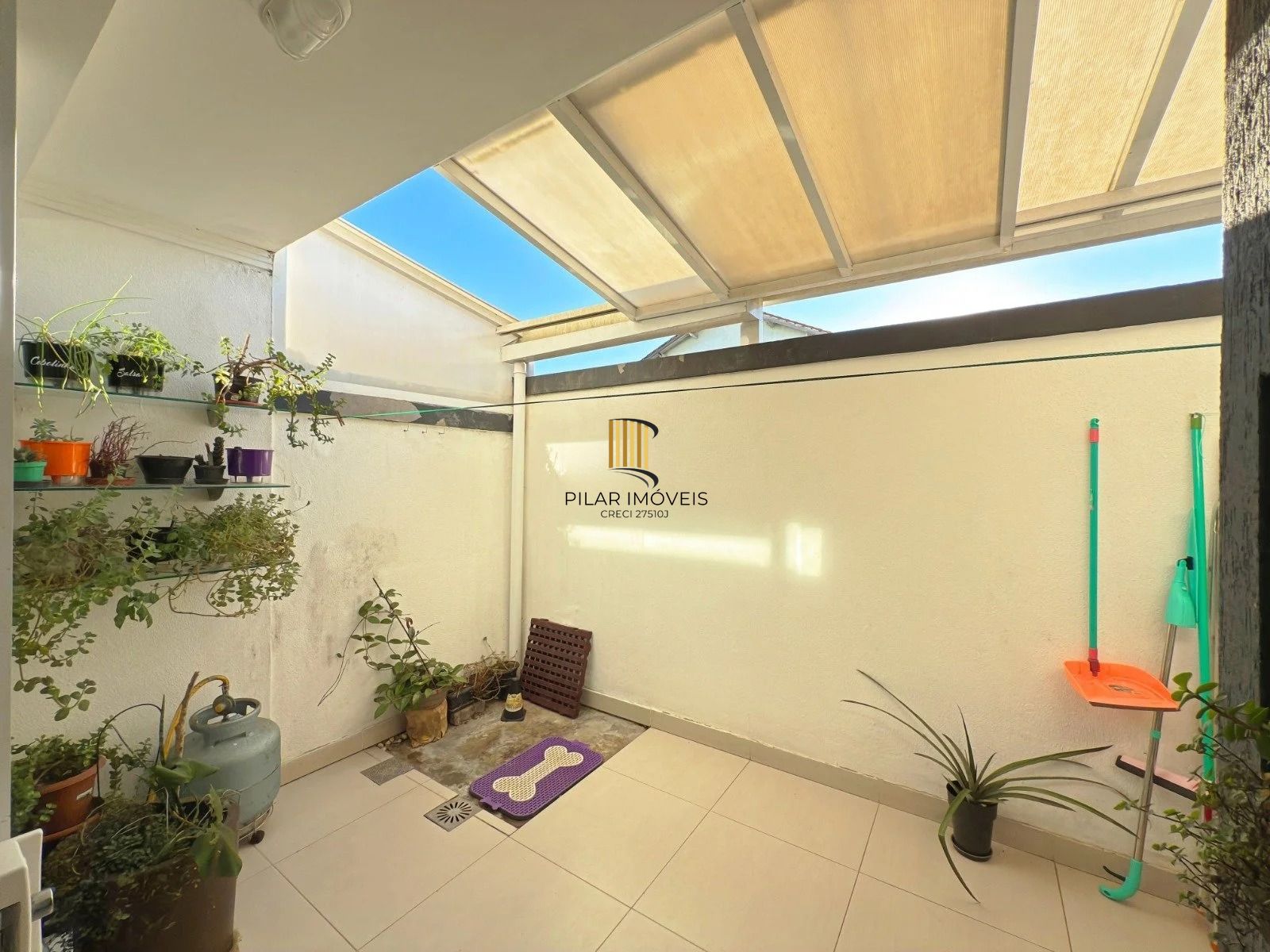 Casa com 2 quartos, 3 banheiros, pátio e churrasqueira no bairro Serraria