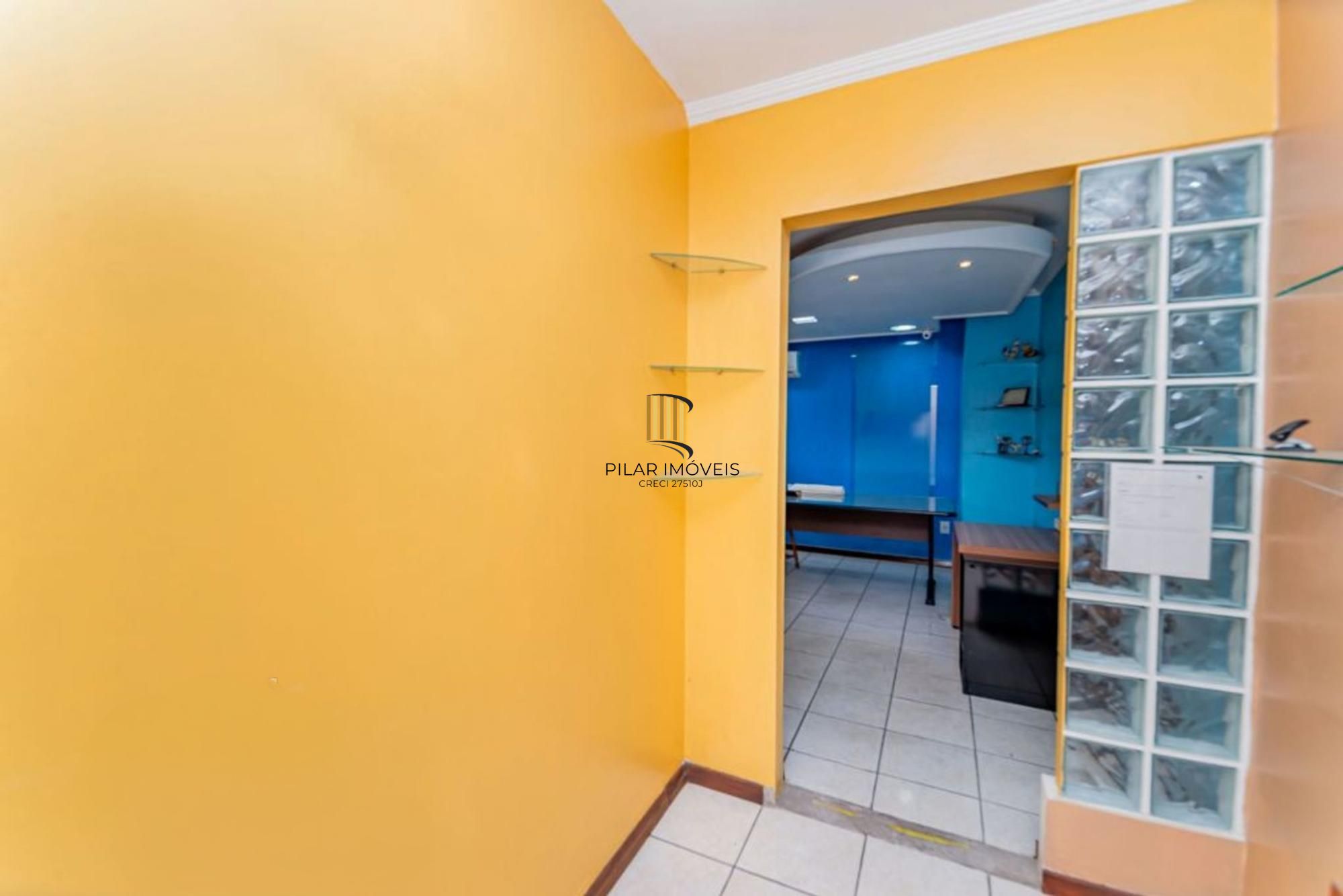 Casa de 3 quartos, churrasqueira, terraço, 2 vagas no bairro Glória.