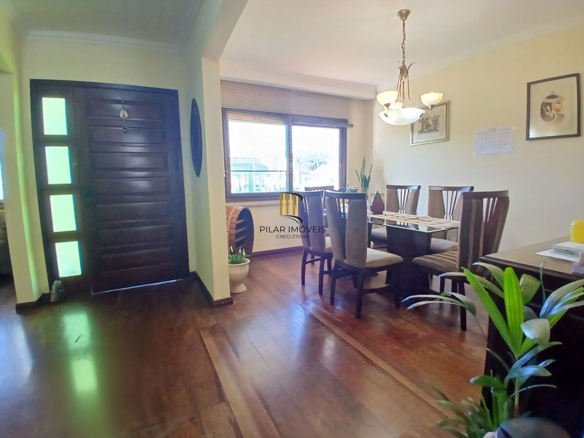 Casa com 3 dormitótrios, piscina e 2 vagas de garagem em Canoas.