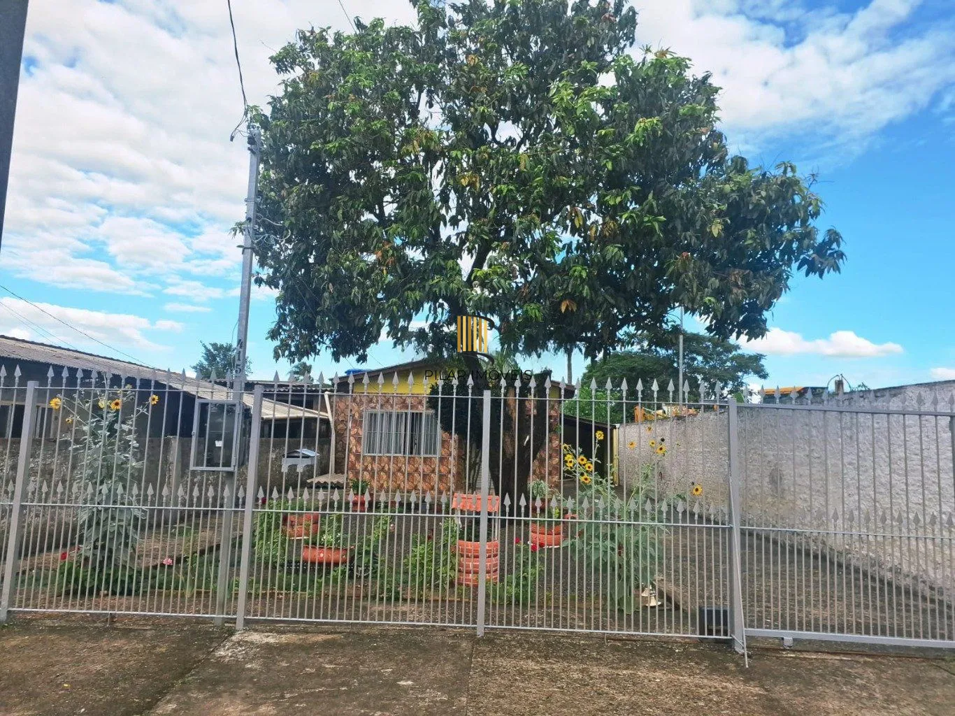 Casa de 3 dormitórios e 2 vagas de garagem em Canoas.
