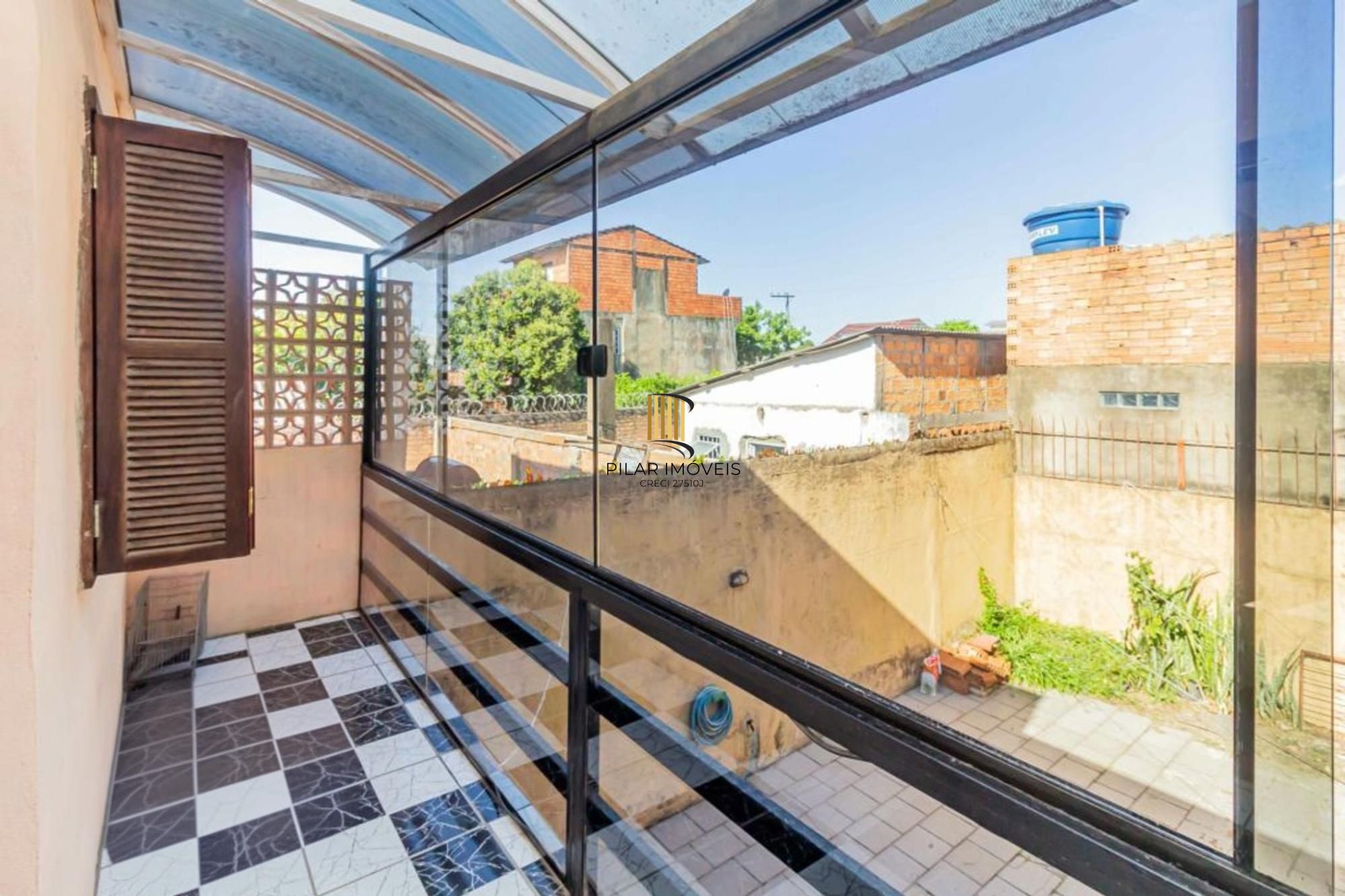 Casa com varanda fechada, 3 quartos, 2 vagas no bairro Farroupilha