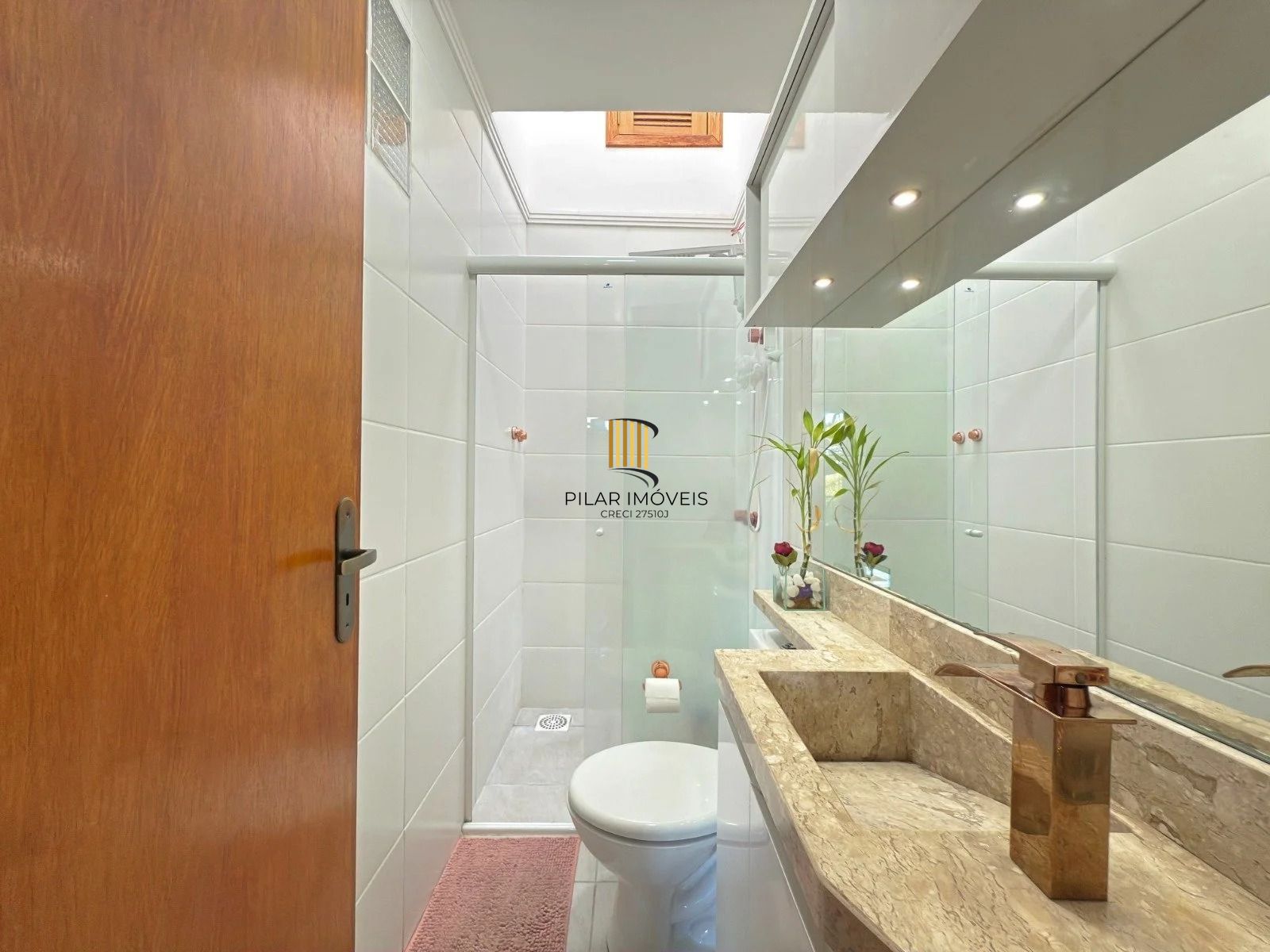 Casa com 2 quartos, 3 banheiros, pátio e churrasqueira no bairro Serraria