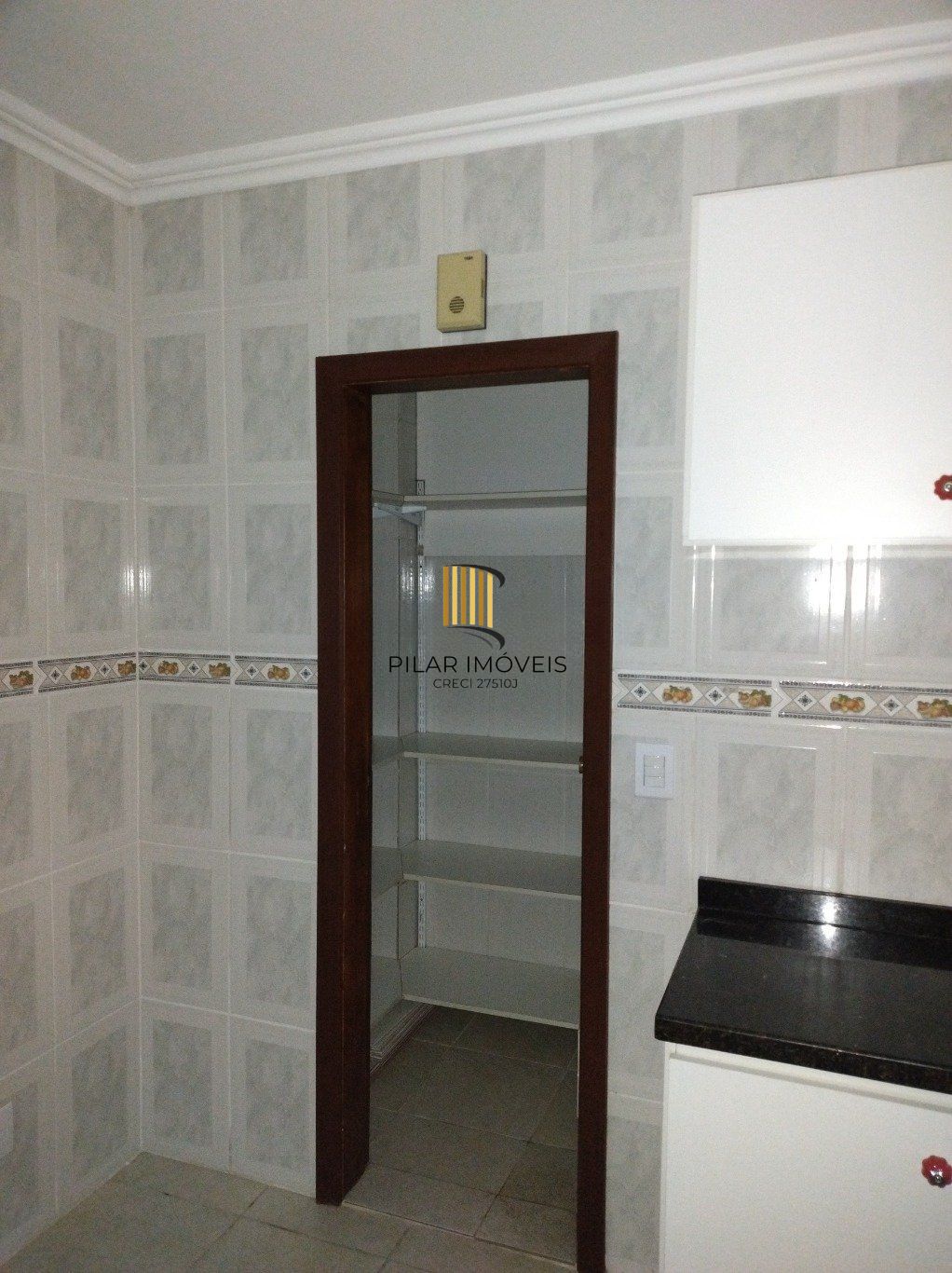 Apartamento semi mobiliado de 3 quartos, suíte, elevador e 1 vaga no Bom Fim