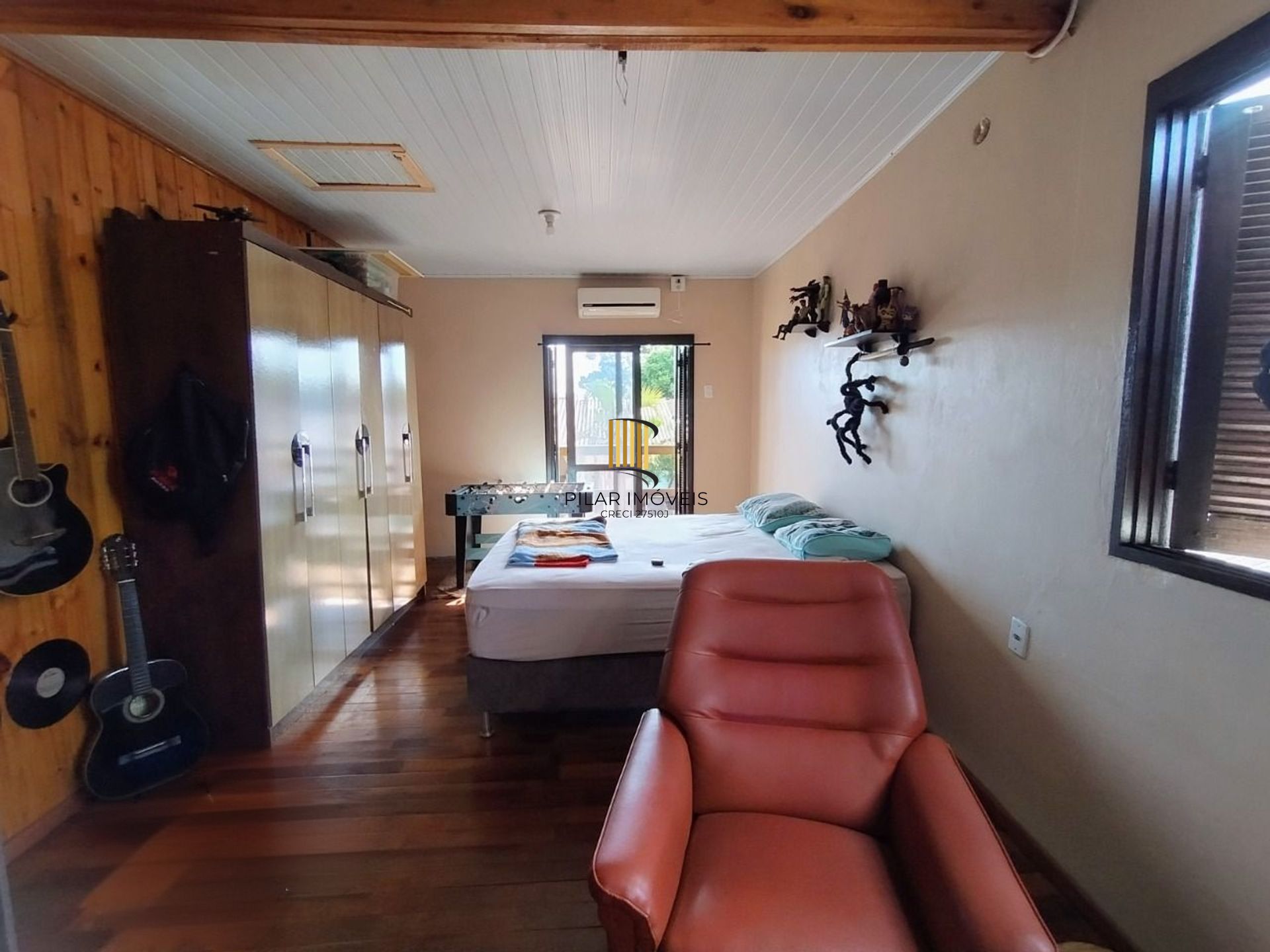 Casa de 4 dormitórios e 4 vagas de garagem em Canoas.