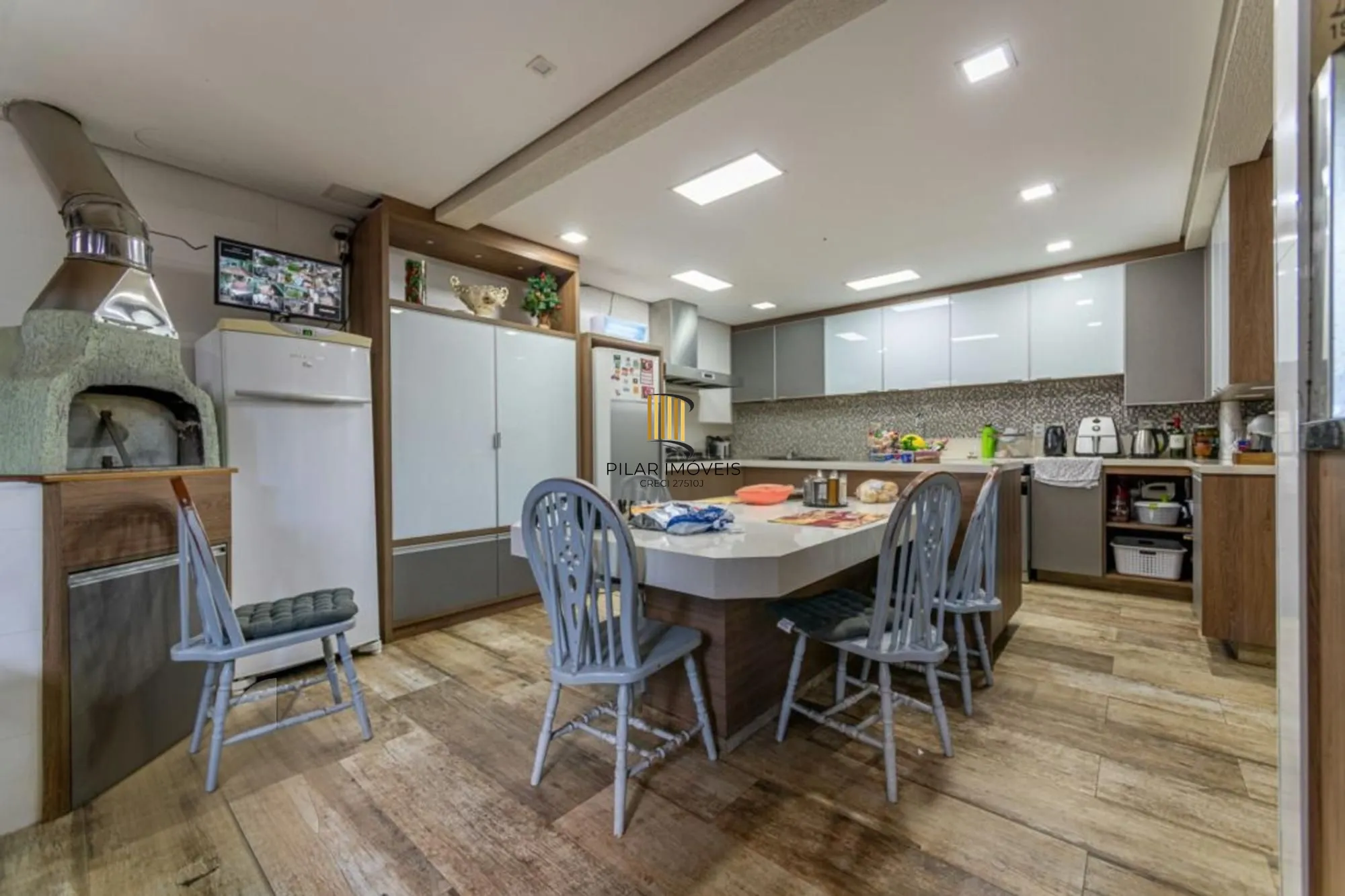 Casa com 4 quartos,1 Suite, 2 vagas e 450m² à venda em Sarandi.