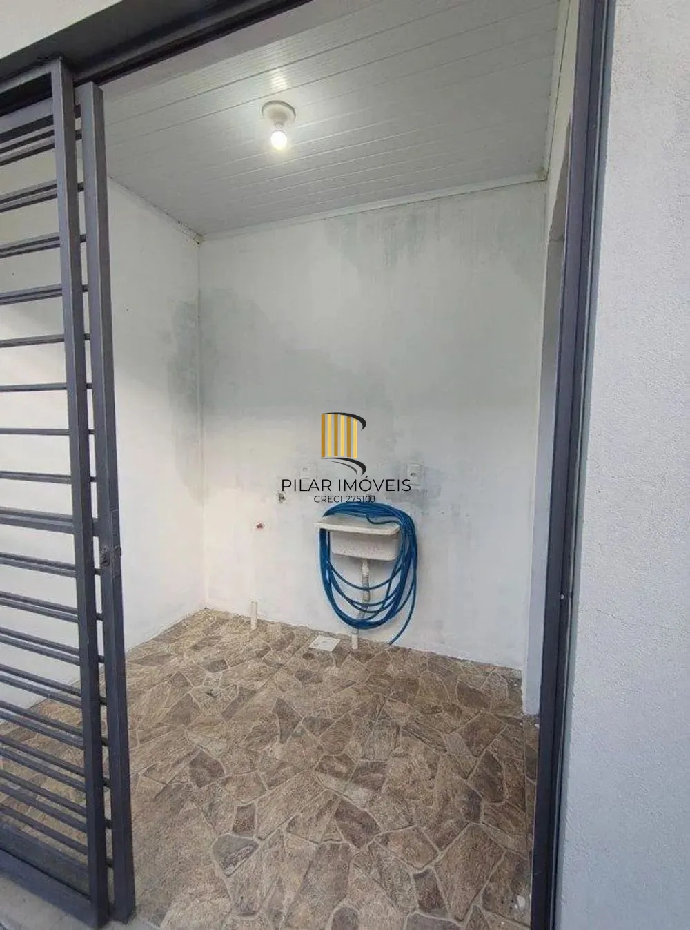 Casa com Lage, 3 dormitórios, 2 vagas de garagem no bairro Guajuviras.