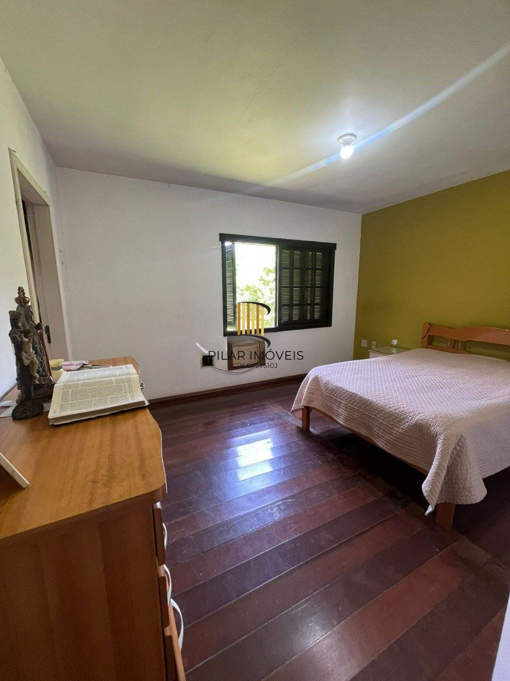 Casa de 3 dormitórios e 4 vagas de garagem em Cachoeirinha.