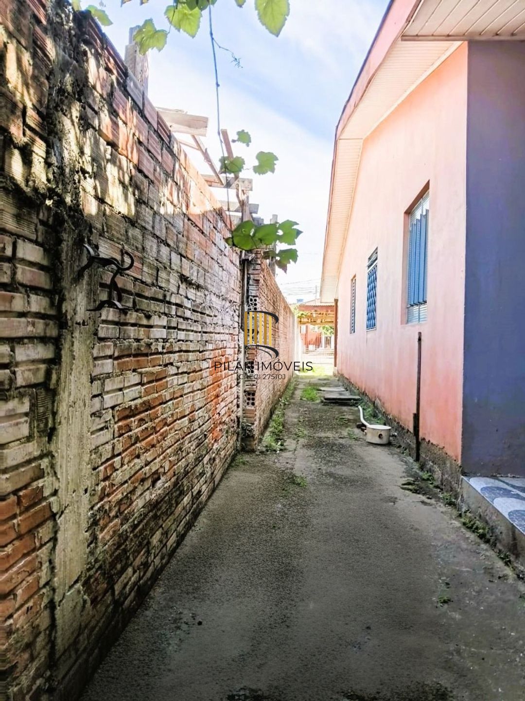 Casa de 3 dormitórios e 2 vagas de garagem em Canoas.