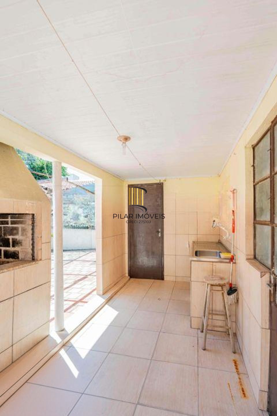 Casa de 2 quartos, 2 banheiros,pátio,churrasqueira, 7 vagas no bairro Guarujá.