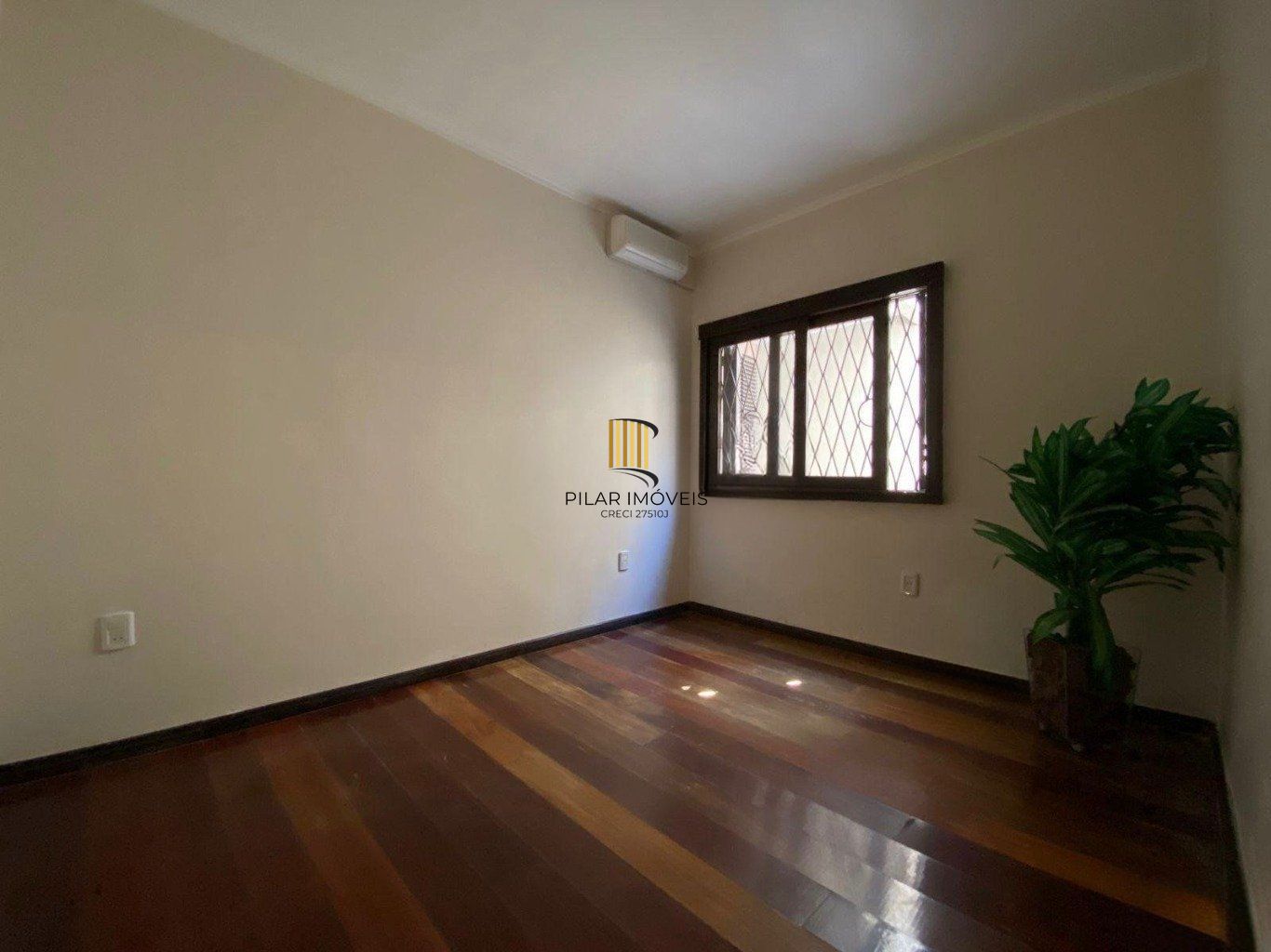 Casa de 131m² com 3 Quartos, piscina e 4 vagas de garagem em Canoas.