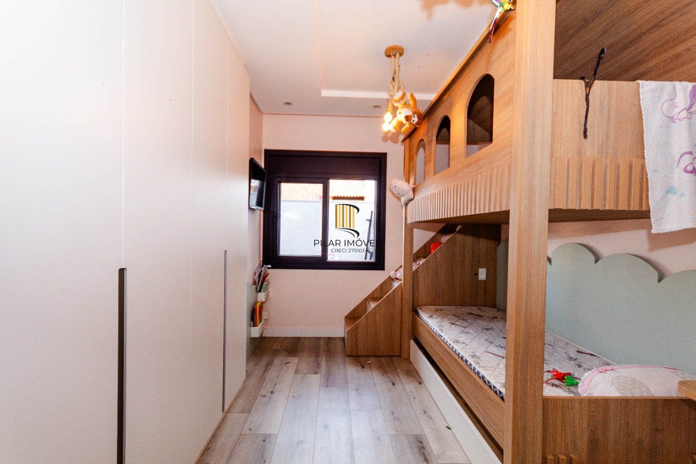 Casa com 4 quartos e 4 vagas  em Canoas.