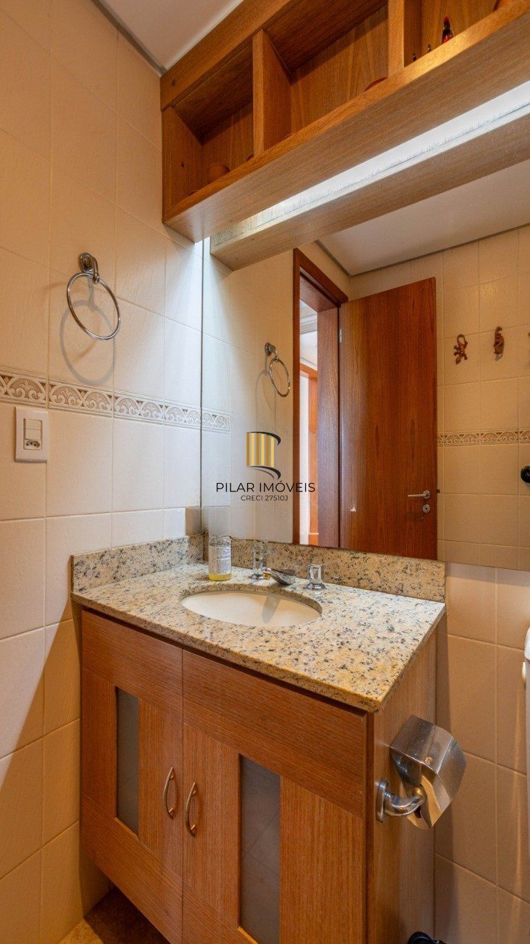 Cobertura com 3 Quartos, 1 suíte, 2 vagas e 211m²  no Petrópolis.