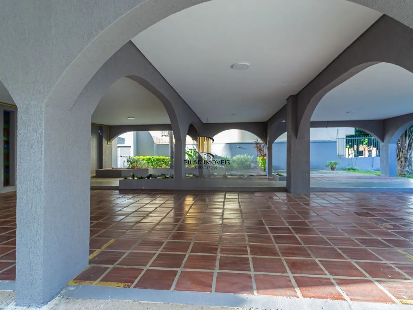 Apartamento com 3 dormitórios e 1 vaga de garagem no bairro Azenha.