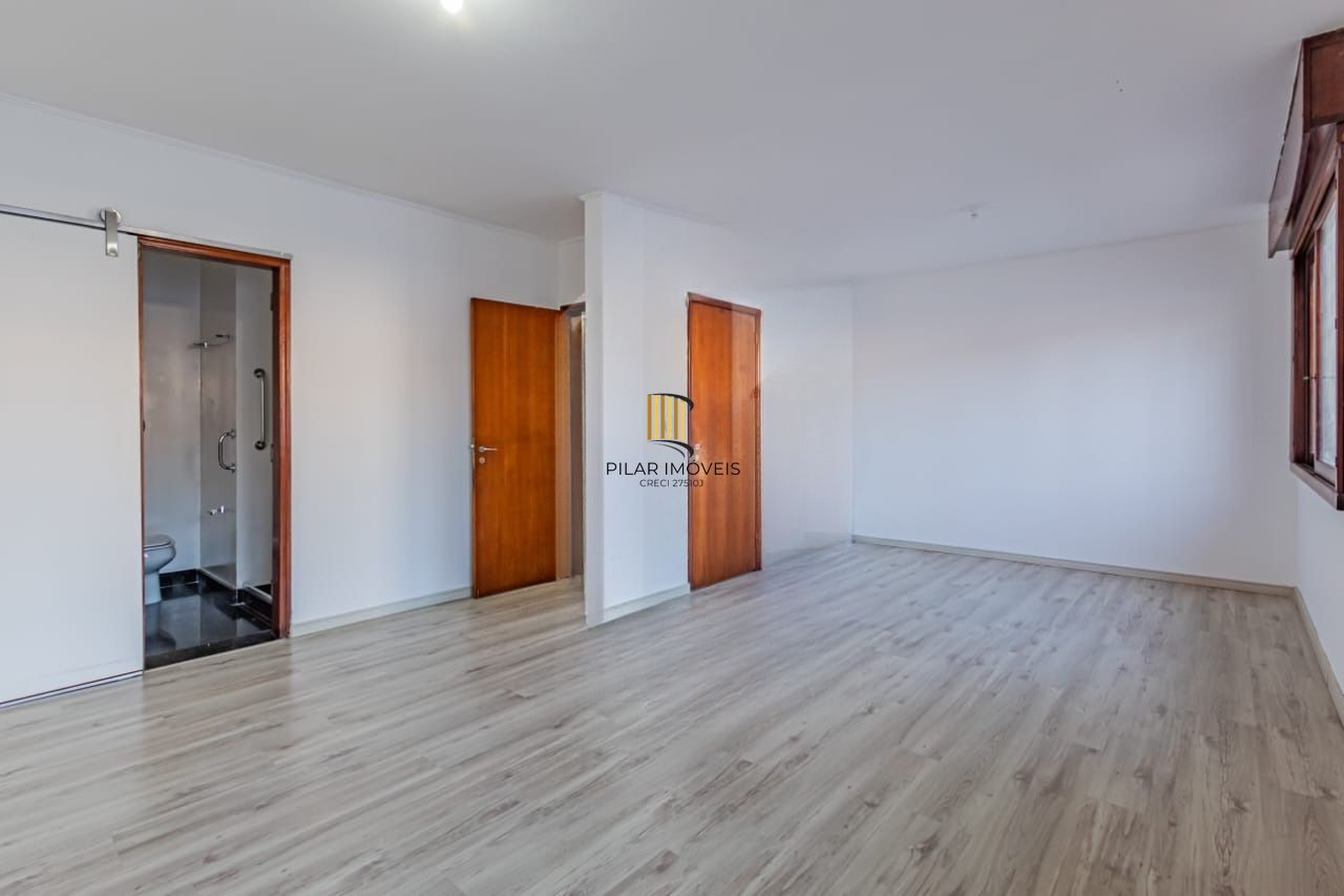 Casa com 3 dormitórios e 4 vagas no Bairro Jardim Lindóia