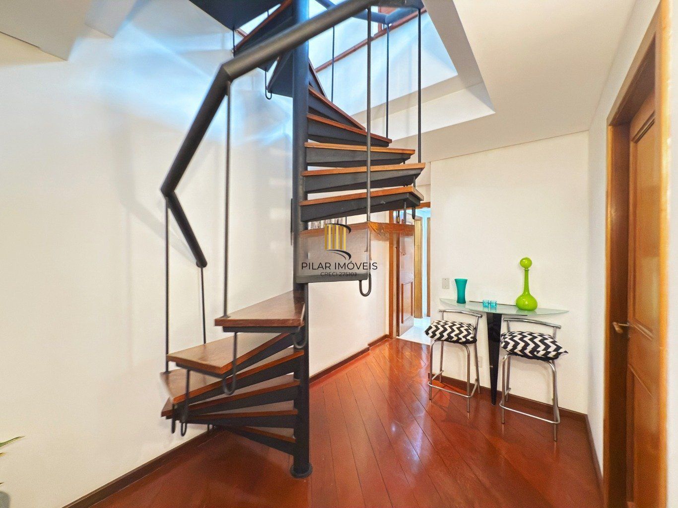 Cobertura de 3 quartos,suíte,elevador,2 vagas no bairro Mont Serrat