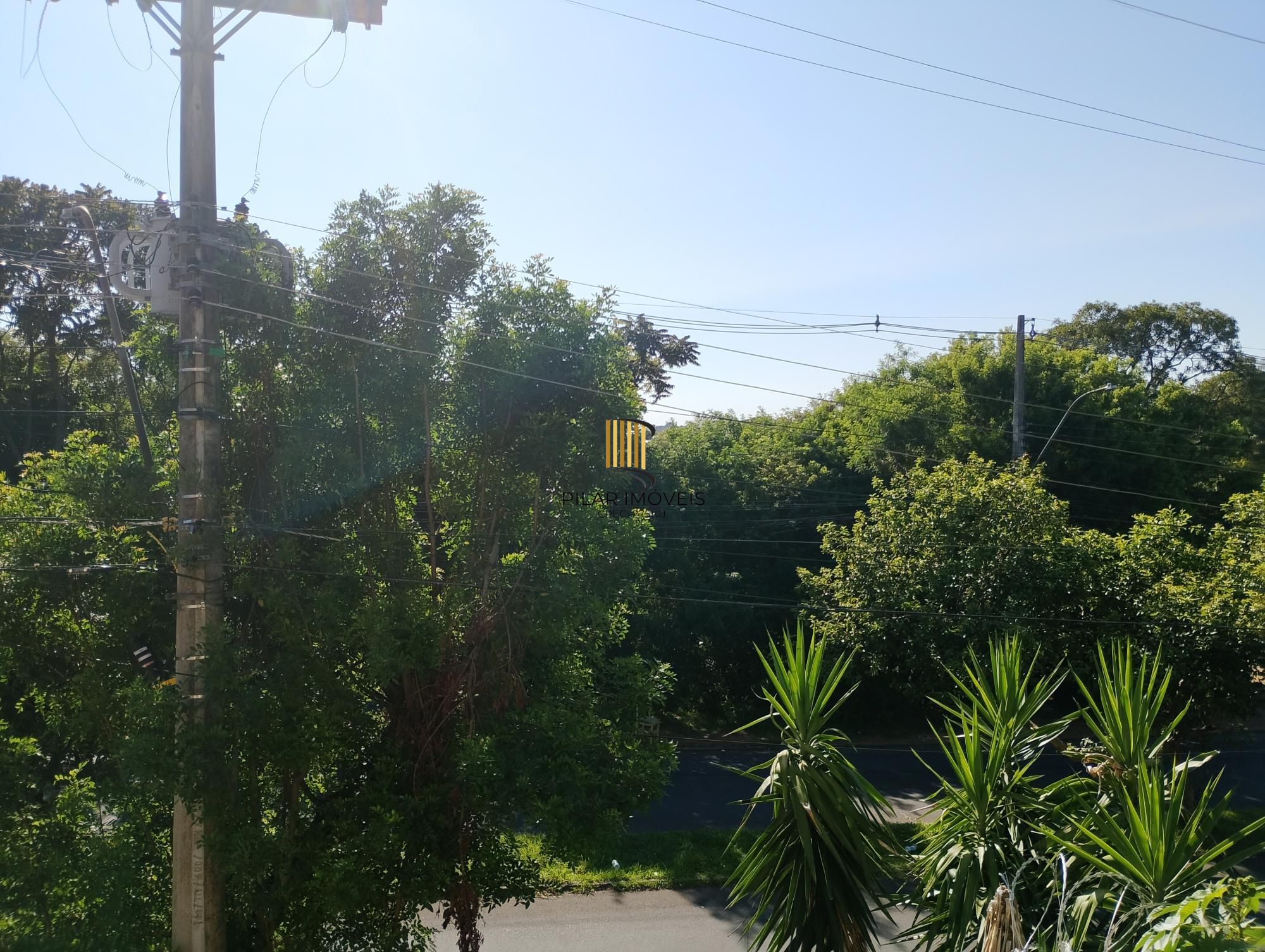 Casa com 3 quartos, 4 vagas de garagem e com pátio no bairro Parque Santa Fé