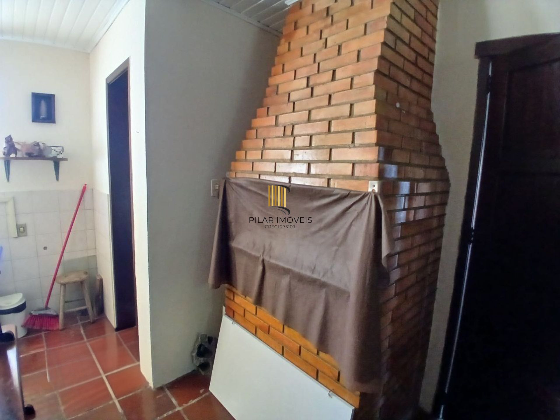 Casa com 3 dormitótrios, piscina e 2 vagas de garagem em Canoas.