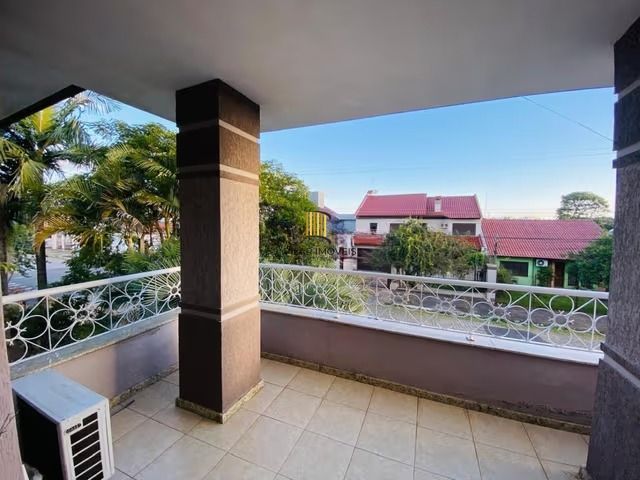 Casa de 3 dormitórios, elevador e 3 vagas de garagem em Canoas.
